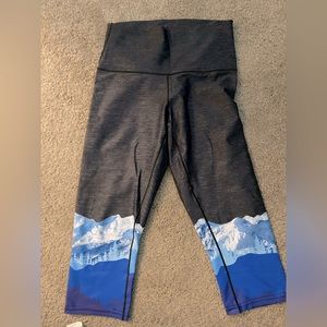 COLORADO THREADS YOGA CROP LEGGINGS - SIZE M